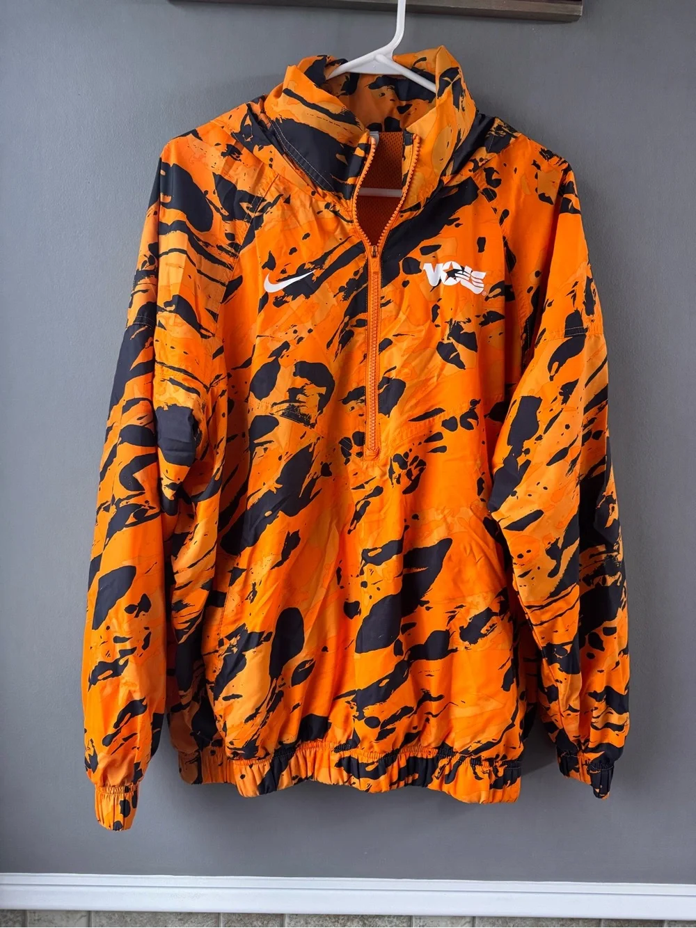 Nike Men’s Orange and Black Splash Pullover Puffer/windbreaker
